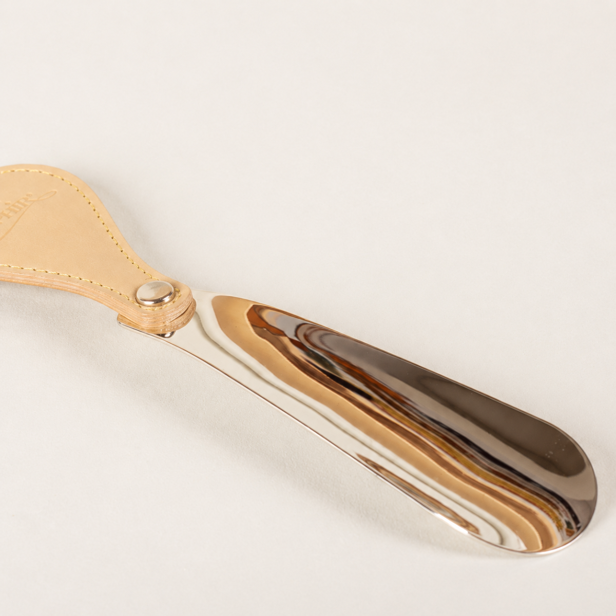 Saphir Médaille d'Or vegetable tanned leather and metal shoe horn