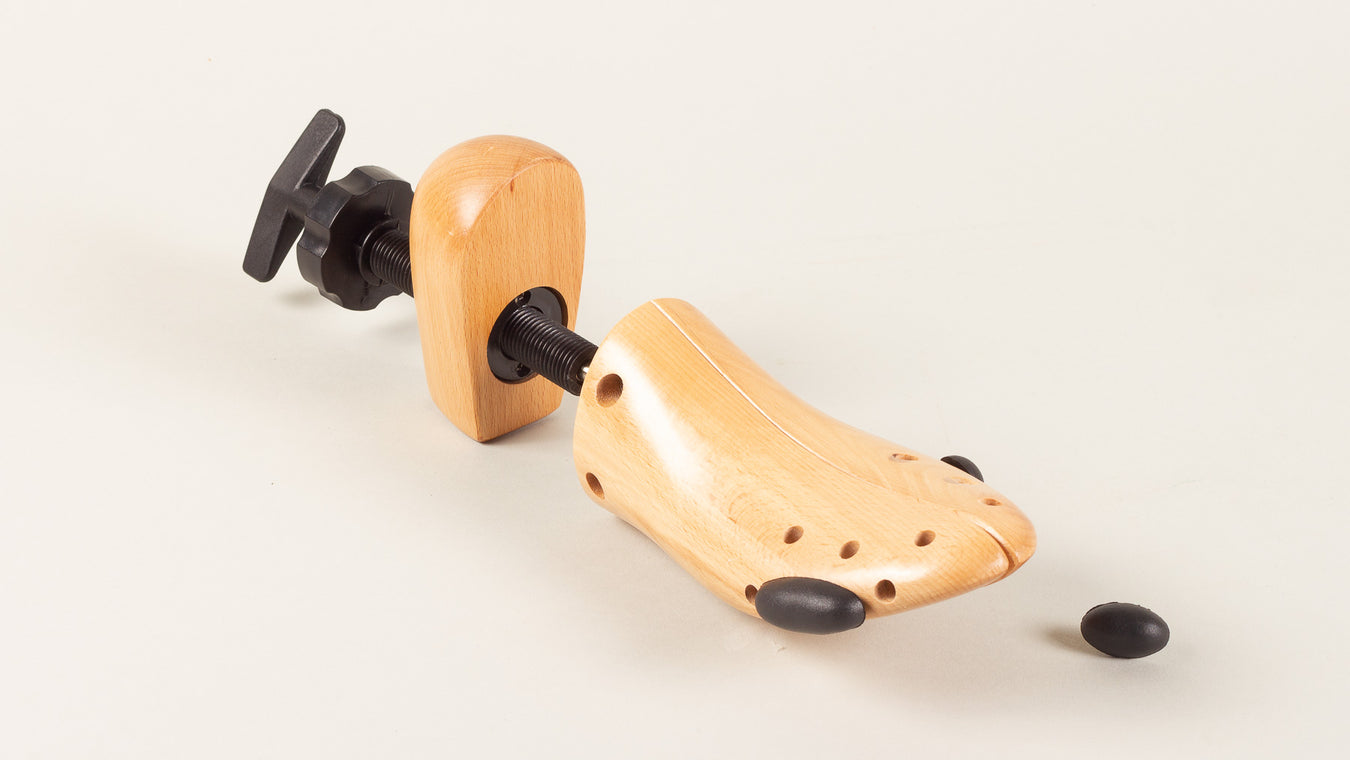 Wooden shoe stretcher for shoes